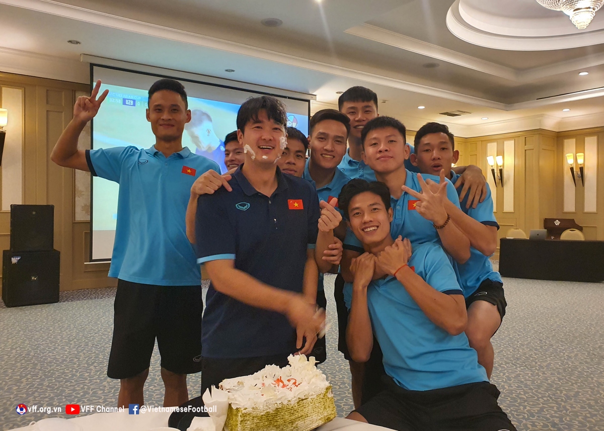 U23 Việt Nam tổ chức sinh nhật cho HLV thể lực Park Sung Gyun trước trận gặp U23 Thái Lan